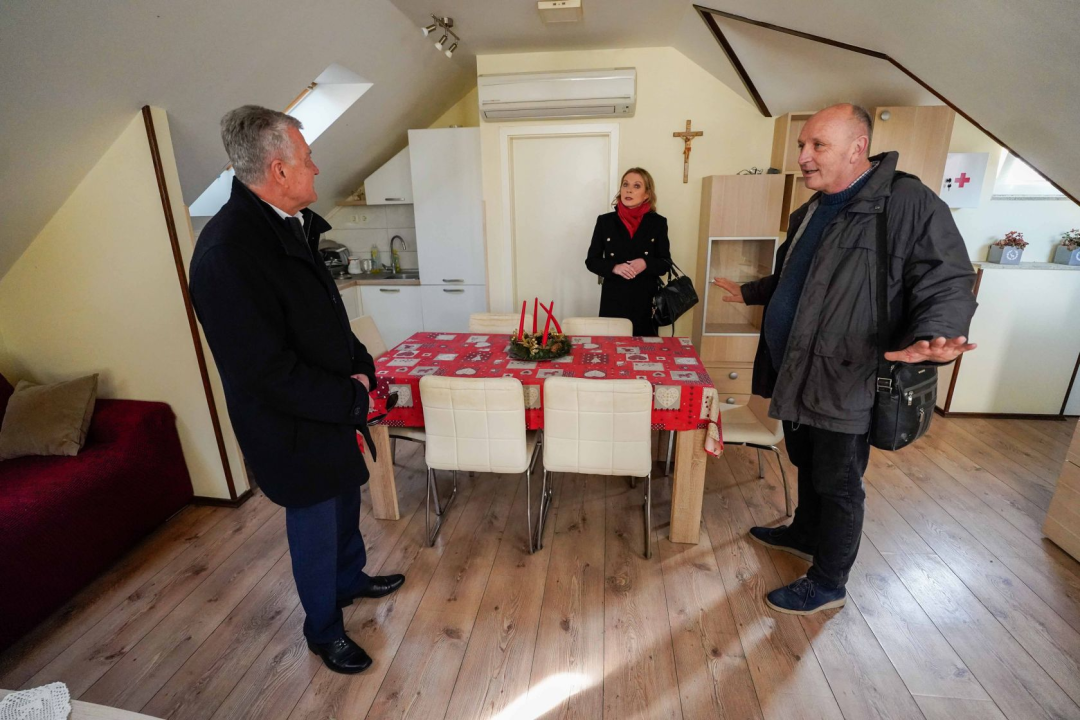 Gradonačelnik Burić korisnicima Pučke kuhinje osigurao pečeni odojak za Božićni ručak