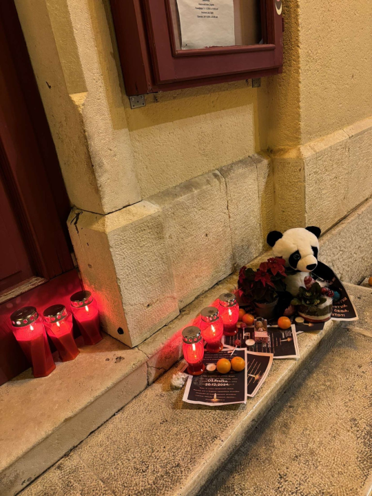 Brojni Šibenčani ispred kazališta pale svijeće i ostavljaju igračke za žrtve napada u zagrebačkoj školi
