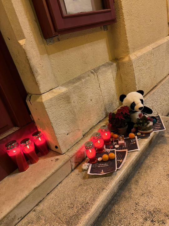 Brojni Šibenčani ispred kazališta pale svijeće i ostavljaju igračke za žrtve napada u zagrebačkoj školi