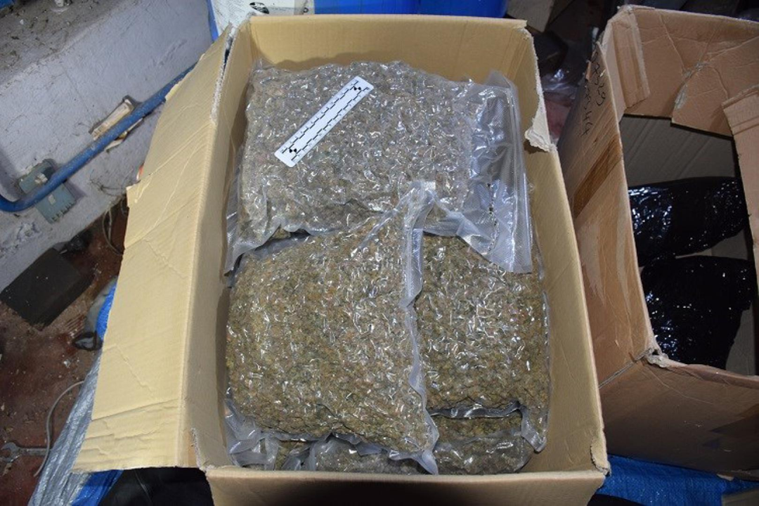 Velike količine droge i oružja pronađeno u autoservisu