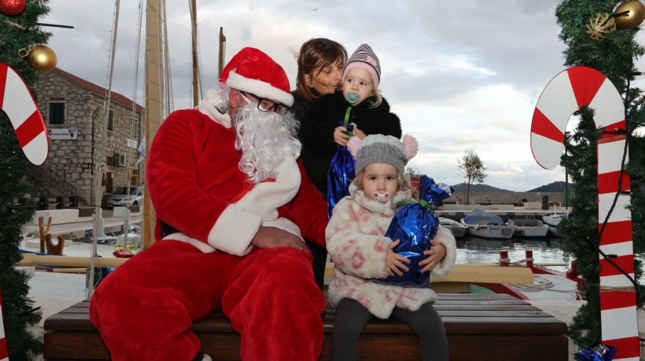 Djed Božićnjak darovao djecu u Općini Tisno