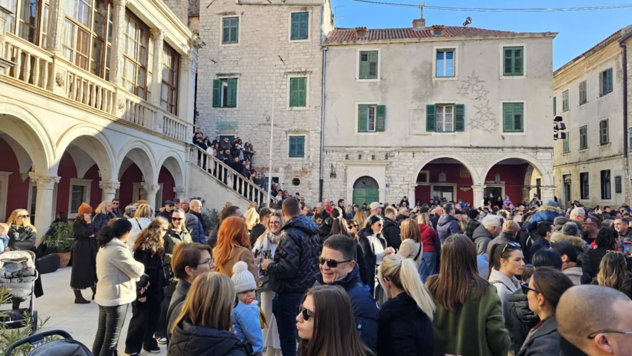 Bez podjela, bine i reflektora: Glazbenici uz brojne Šibenčane slave zajedništvo 