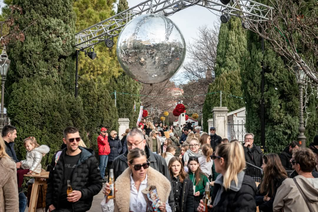 Top Show Band Cabaret zagrijava Šibenčane u parku