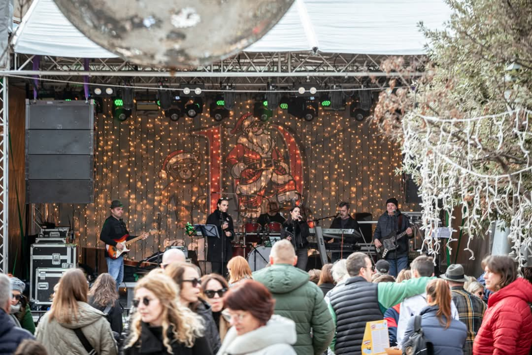 Top Show Band Cabaret zagrijava Šibenčane u parku