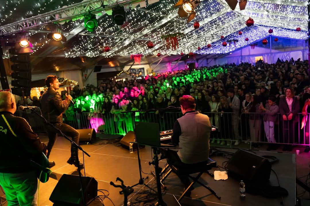 Krcato u šatoru: Adi Šoše oduševio Kninjane na Kraljevskom adventu