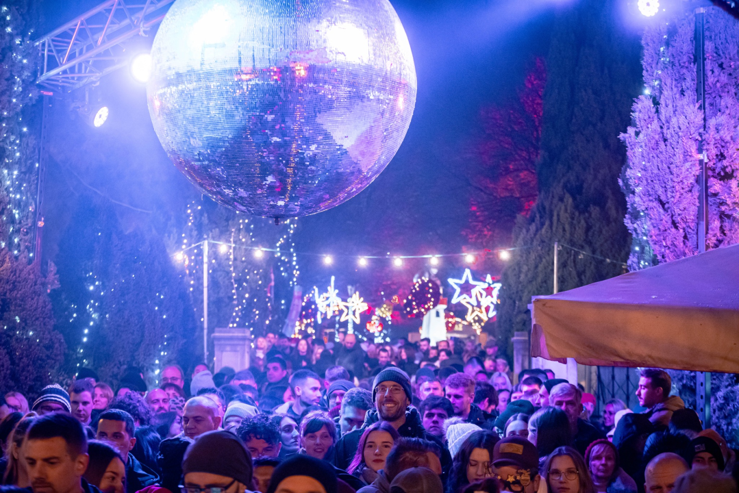 Šibenik 2025. dočekao u stilu: Plesalo se ispred dvije gradske pozornice!  