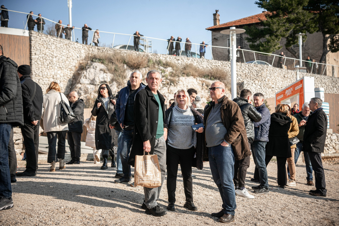 Na svega 8 stupnjeva na kupanje na Banju odvažila se 24 kupača: U zrak pustili golubove i u svijet poslali poruku mira