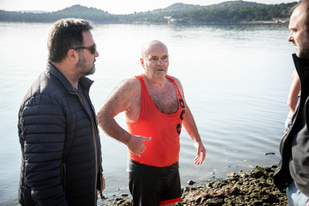 Na svega 8 stupnjeva na kupanje na Banju odvažila se 24 kupača: U zrak pustili golubove i u svijet poslali poruku mira