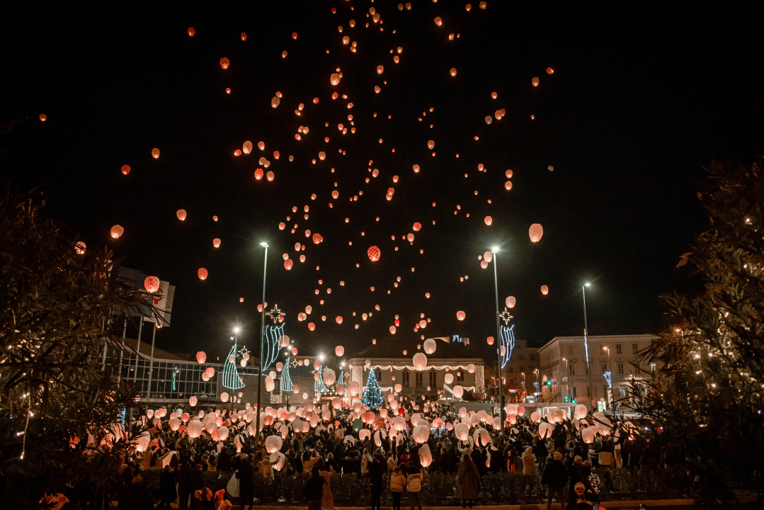 Prekrasan prizor: Lampioni dobrih želja pušteni s Poljane
