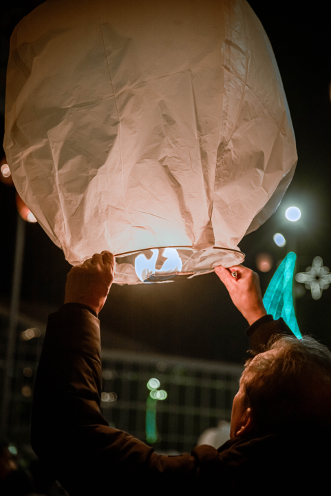 Prekrasan prizor: Lampioni dobrih želja pušteni s Poljane