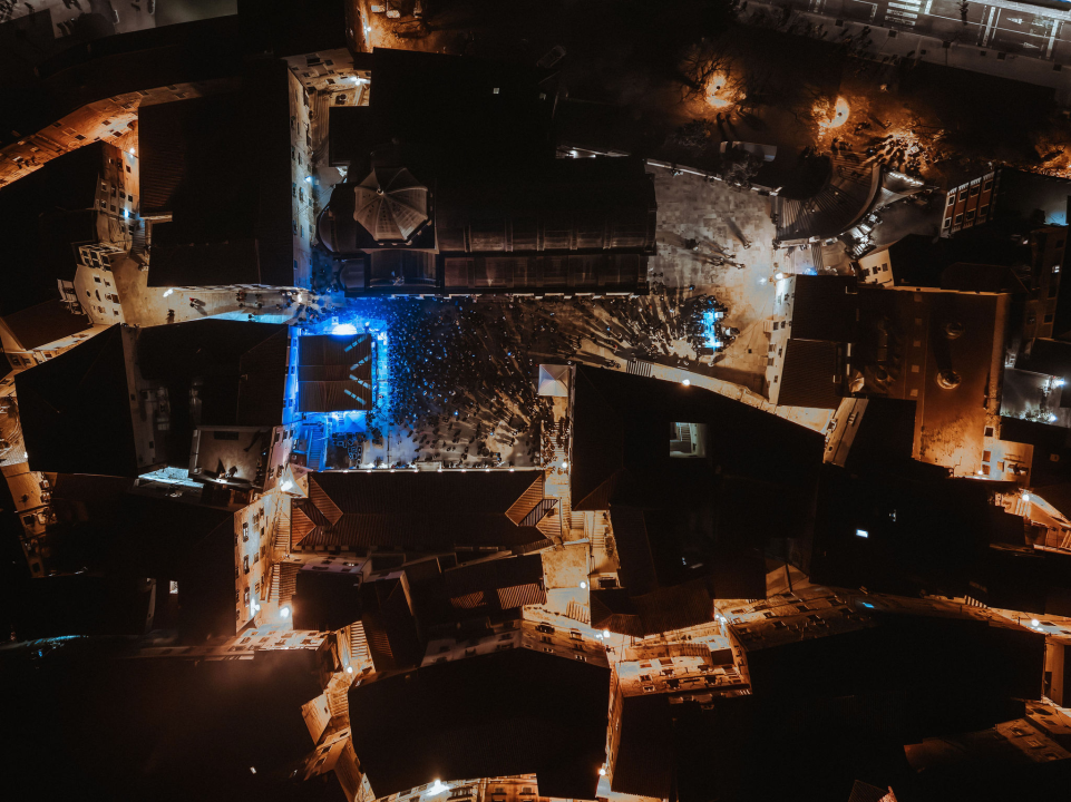 Šibenik 2025. dočekao u stilu: Plesalo se ispred dvije gradske pozornice!  