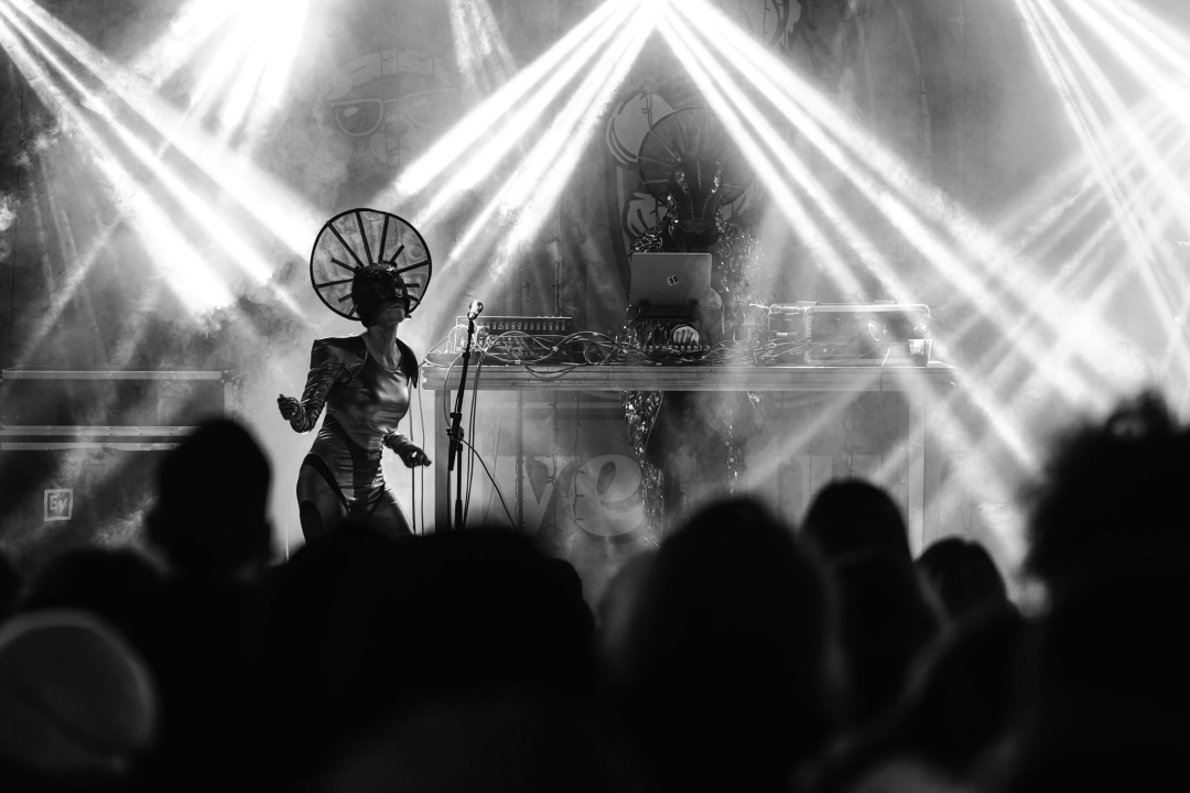 Maskirani Nipplepeople rasplesali sinoć Šibenačane u parku