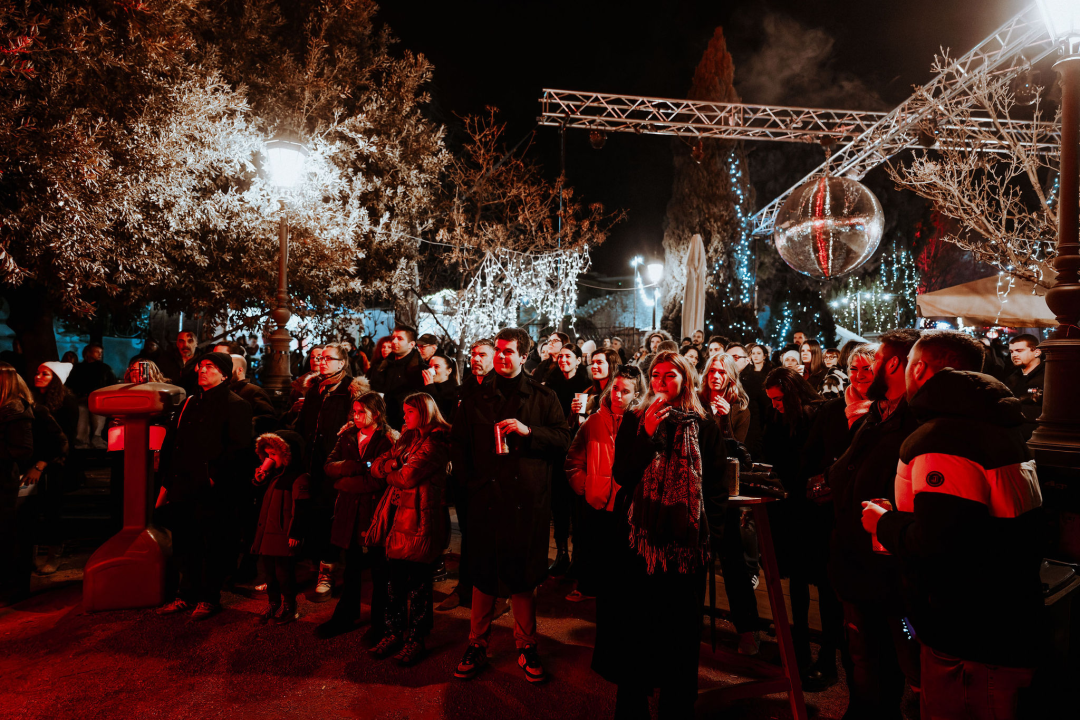 Maskirani Nipplepeople rasplesali sinoć Šibenačane u parku