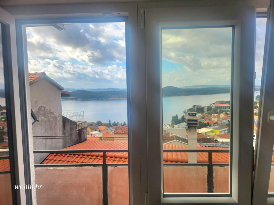 Prodaje se odmah useljiv trosoban stan s pogledom na Šibenski zaljev
