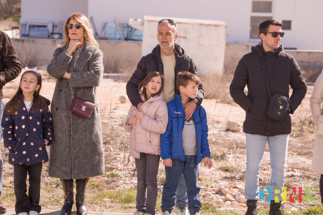 Župan Jelić i gradonačelnik Drniša uručili 13 ključeva stanarima višestambene zgrade 