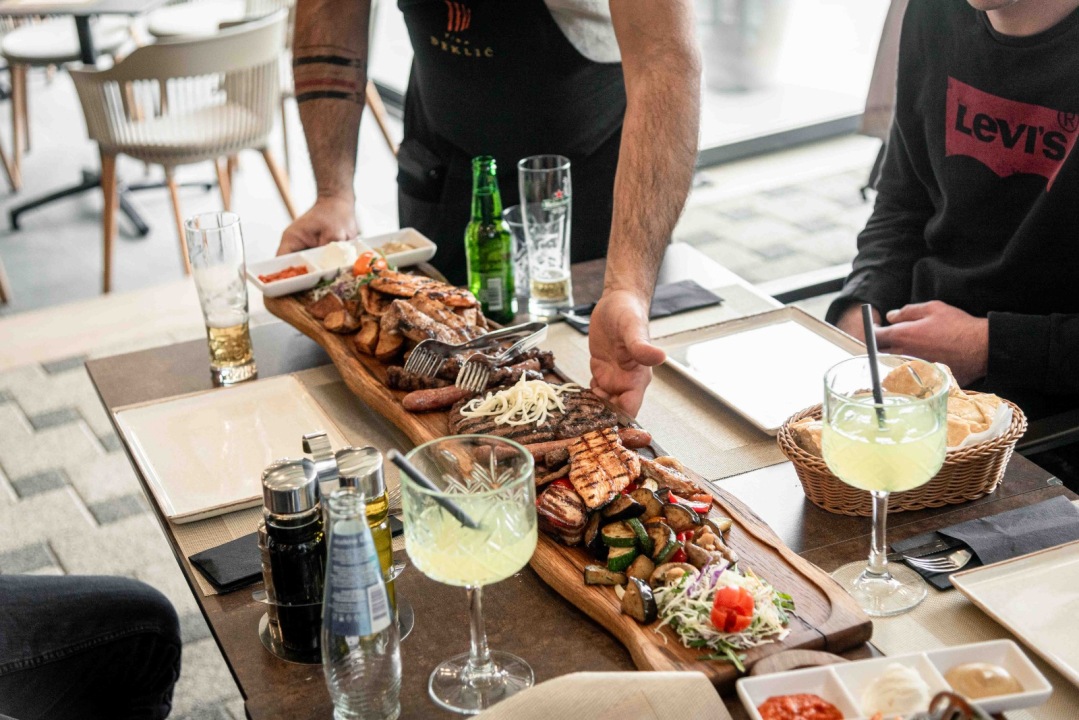 FOTO U Šarmu u Vodicama Dan žena slave tri dana, zaigrajte atraktivnu nagradnu igru!