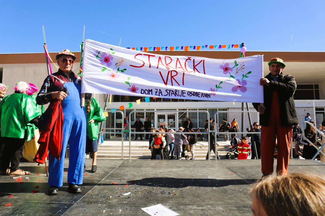 Vesela atmosfera: Velikoj maškaranoj povorci u Kninu pridružili se svi uzrasti