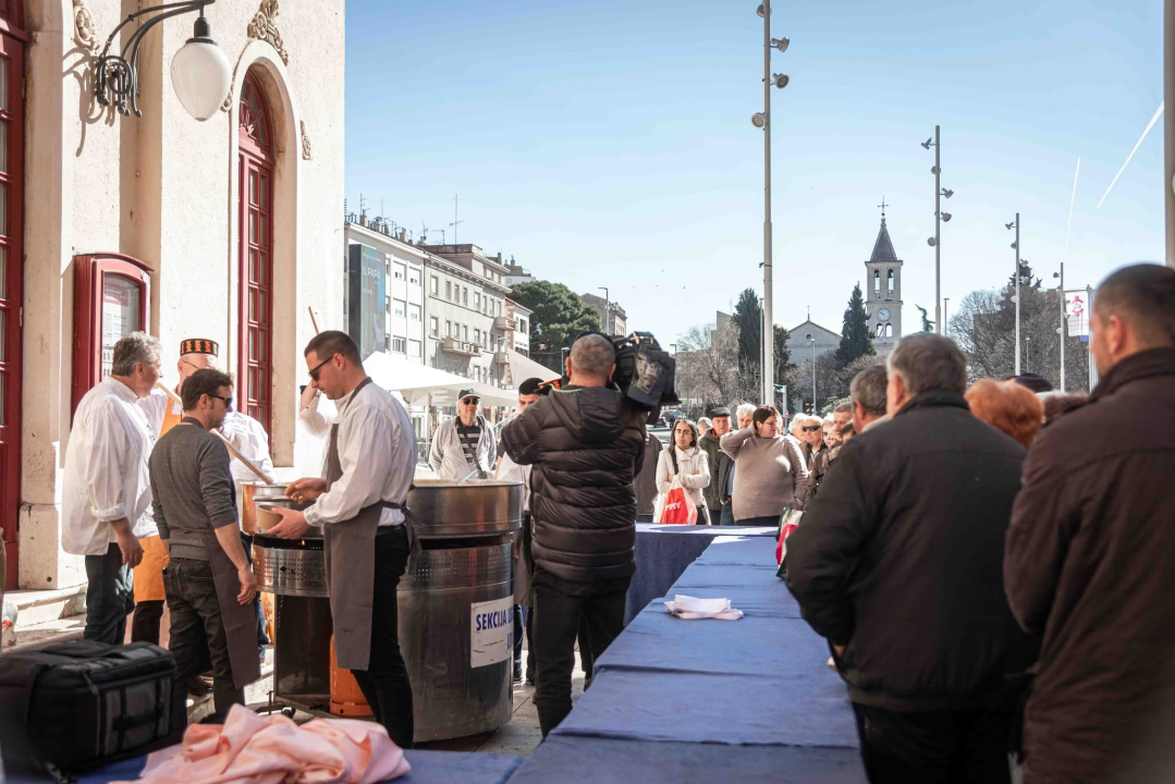 Vremenski uvjeti ovog puta idealni: Šibenski obrtnici građanima podijelili 1000 porcija bakalara