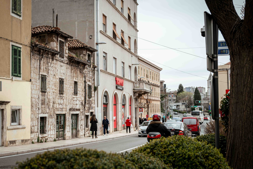 Opasnost za građane: Urušava se krov kuće kraj Konzuma nasuprot Starog pazara