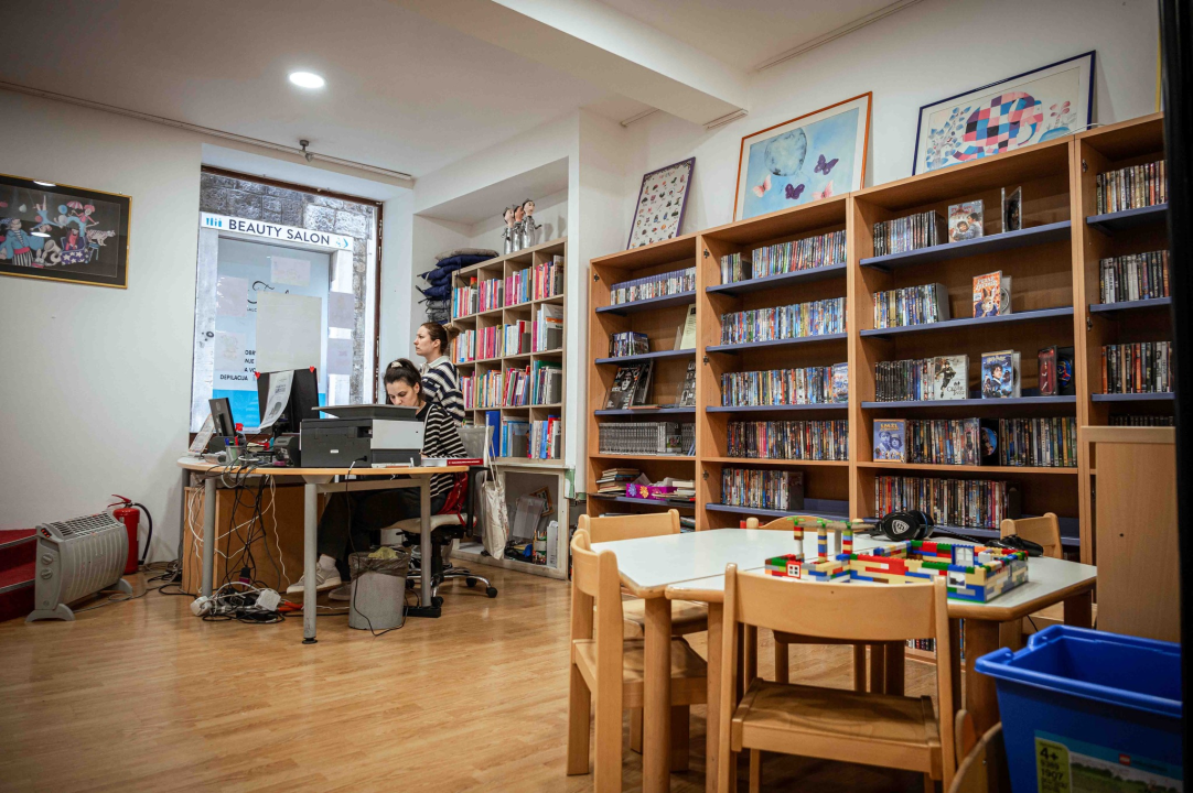 FOTO Šibenska knjižnica, zahvaljujući vrijednim djelatnicima, sasvim dobro radi u 'izvanrednim' uvjetima, ali svi jedva čekaju povratak 'kući'