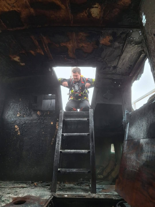 Vodički i tišnjanski vatrogasci gasili požar broda na Murteru