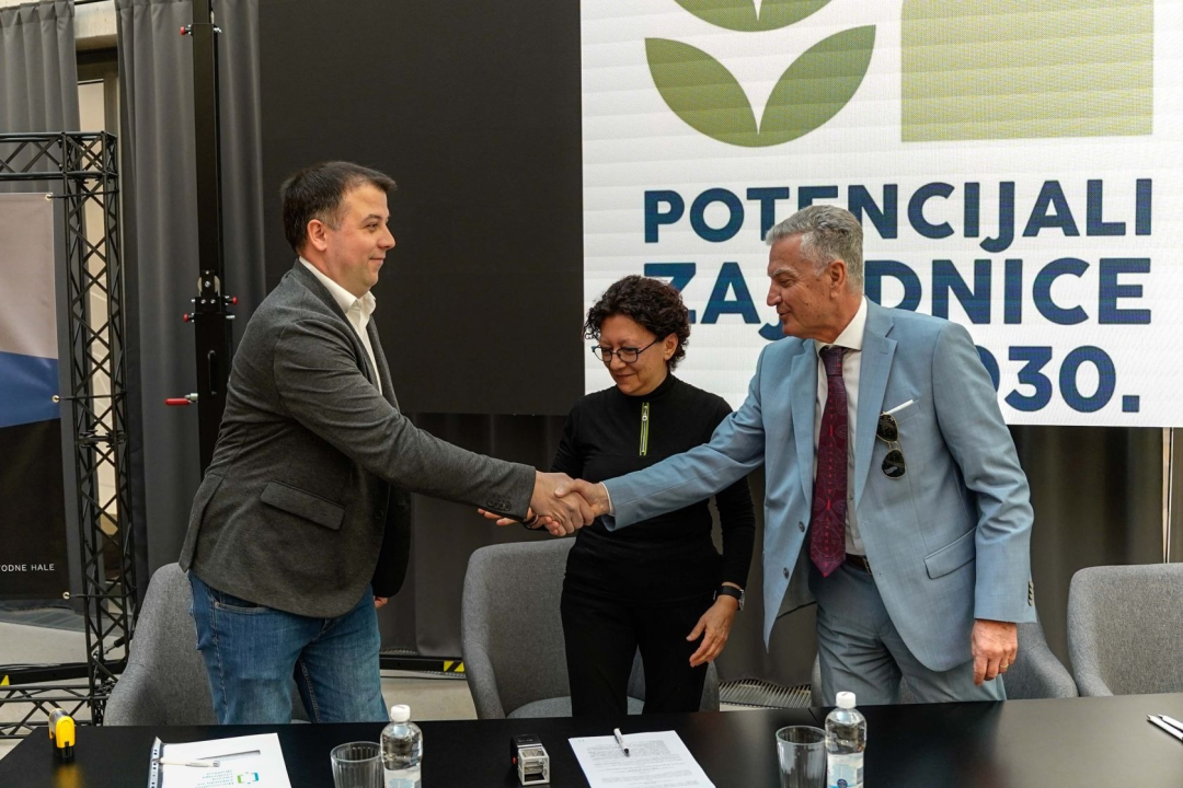 Željko Burić, ravnatelj Gimnazije i ravnateljica Nacionalne zaklade potpisali sporazum o suradnji