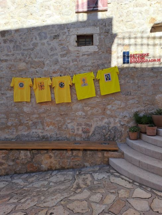 Školarci iz Tisnog i Murtera oslikanim majicama donijeli radost u betinski muzej