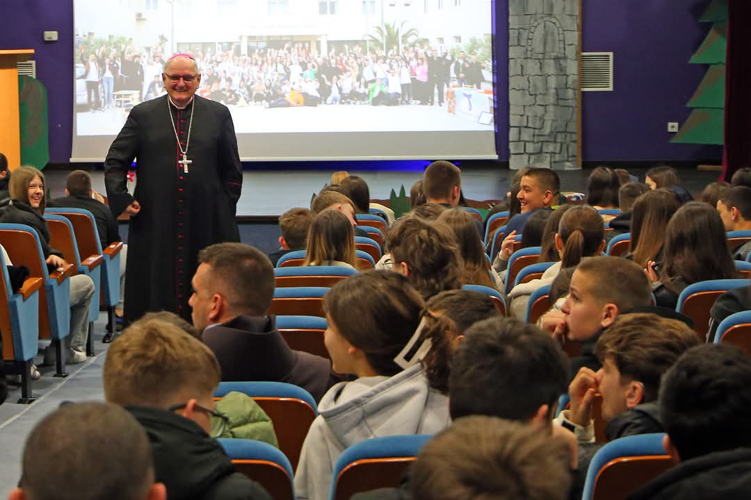 Više od 350 krizmanika Šibenske biskupije okupili se na susretu u Katoličkoj školi