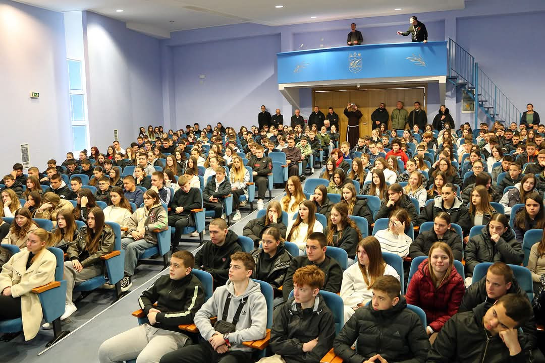 Više od 350 krizmanika Šibenske biskupije okupili se na susretu u Katoličkoj školi