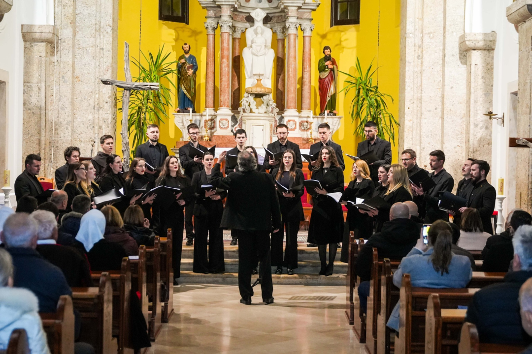 Pučki pivači KBF-a korizmenim napjevima u drniškoj Gospi od Ružarija očarali prisutne