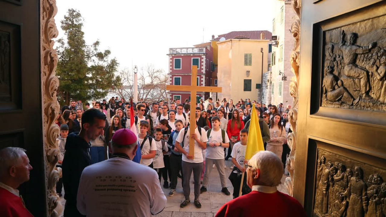 Mladi Šibenske biskupije hodočastili Križnim putem uoči Uskrsa