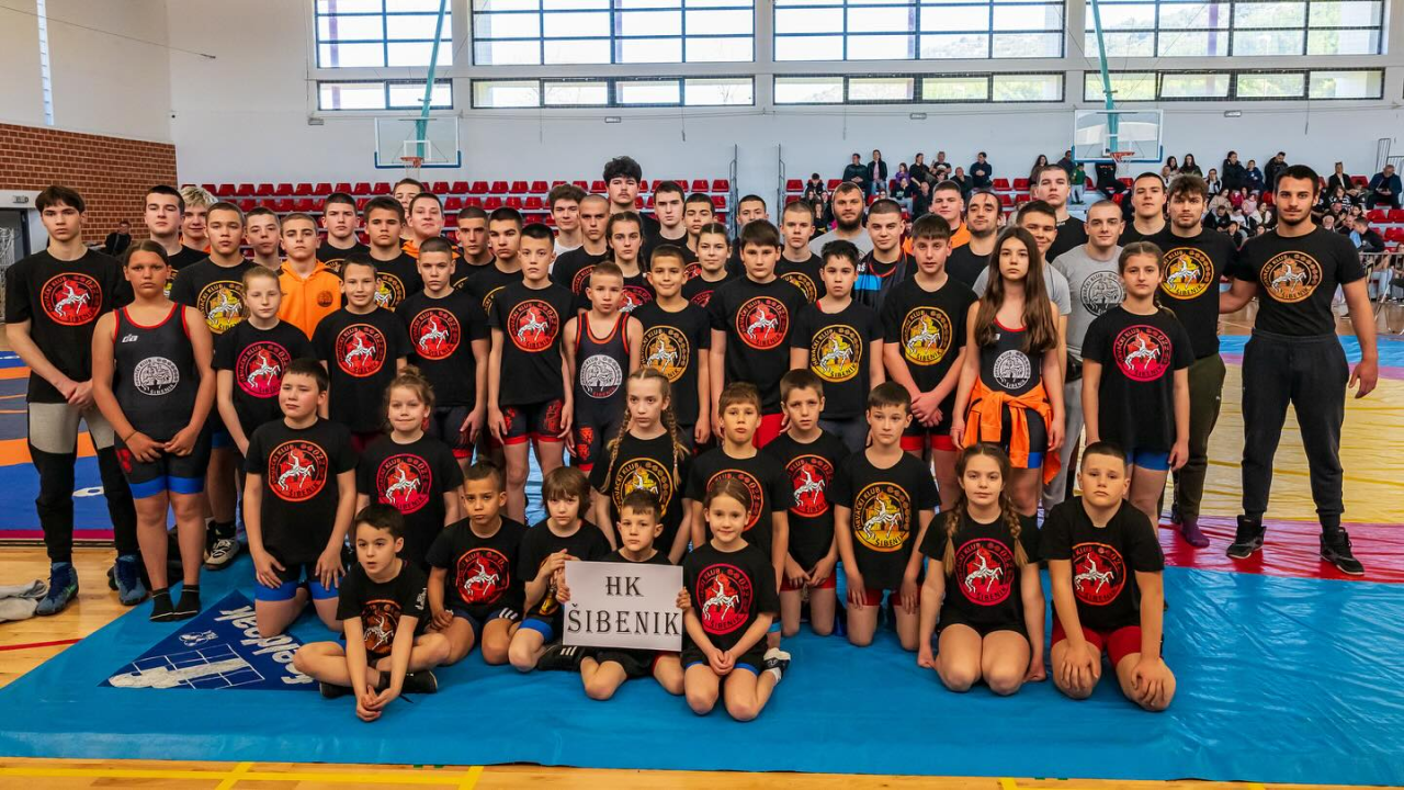 FOTO: Dva šibenska hrvačka kluba na Prvenstvu Jadranske regije s nizom ekipnih titula i 25 pojedinačnih naslova