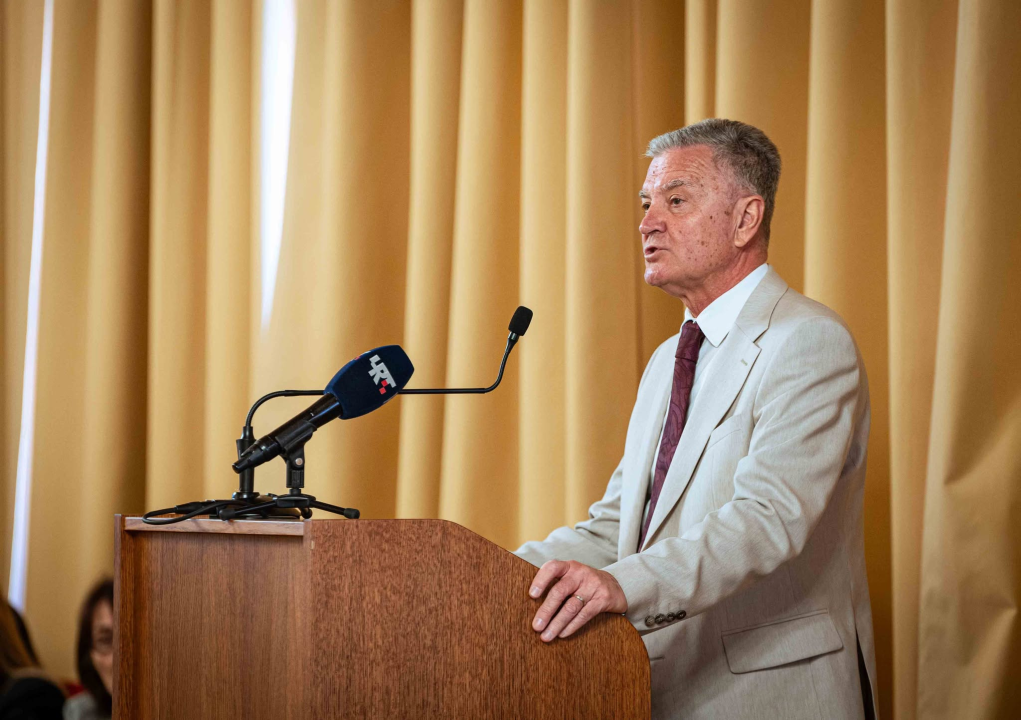 FOTO Misterij, drhtanje glasa, psihijatri: ‘Ugovor o energani na Bikarcu može se dobiti i kod malog Željka’