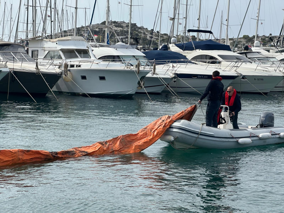 Vatrogasci u Marini Tribunj zajedničkim snagama profesionalno ugasili požar