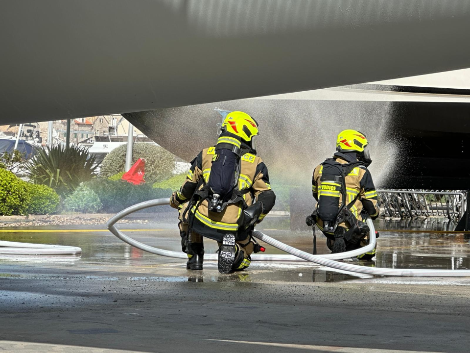 Vatrogasci u Marini Tribunj zajedničkim snagama profesionalno ugasili požar