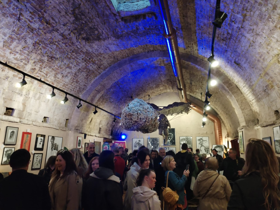 Zvonimir Vila i njegovi 'Vilenjaci' napunili Azimut: Otvorena izložba radova djece iz Centra 'Šubićevac'