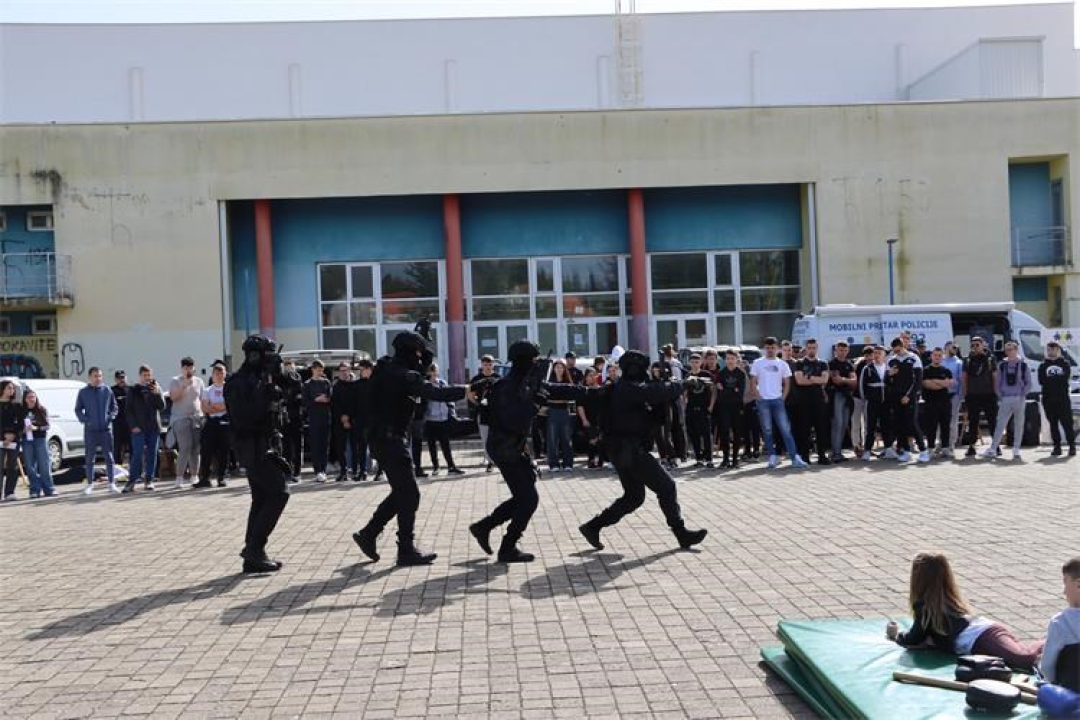 Održana kampanja 'Budi zakon': Policajci predstavili svoje zanimanje učenicima i građanima