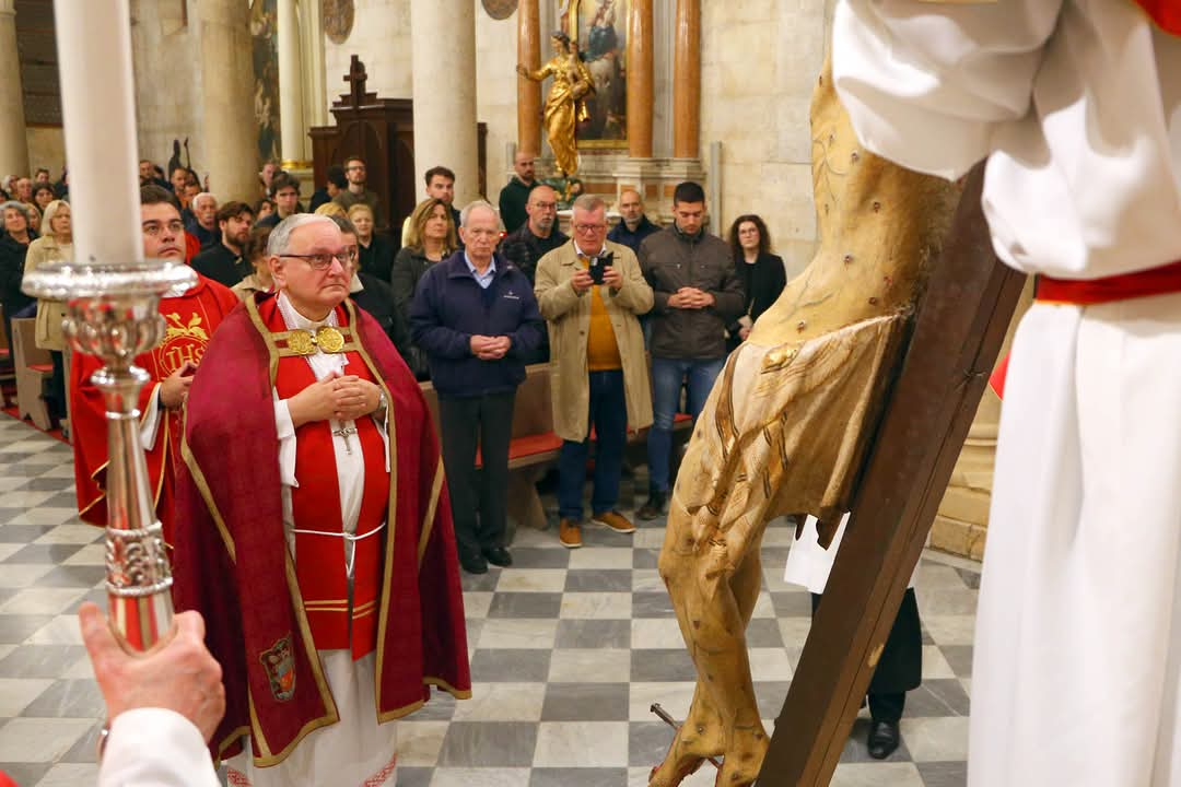 Obredi Velikog petka u Šibeniku: Održana tradicionalna procesija i molitva u katedrali