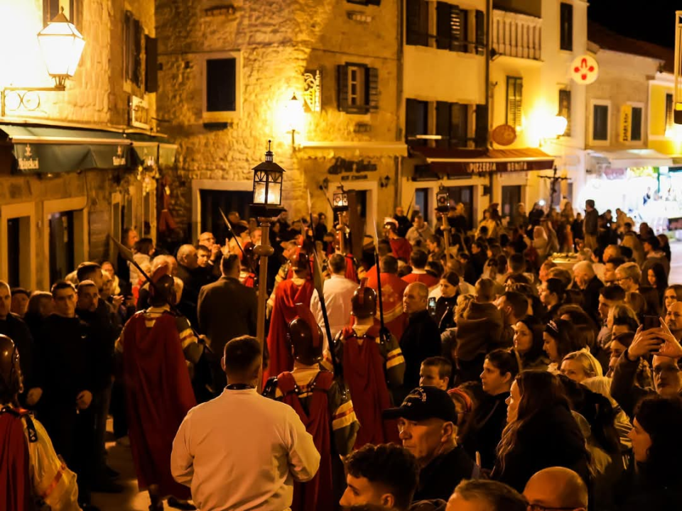 Veliki petak u Vodicama obilježen mirnom procesijom kroz grad