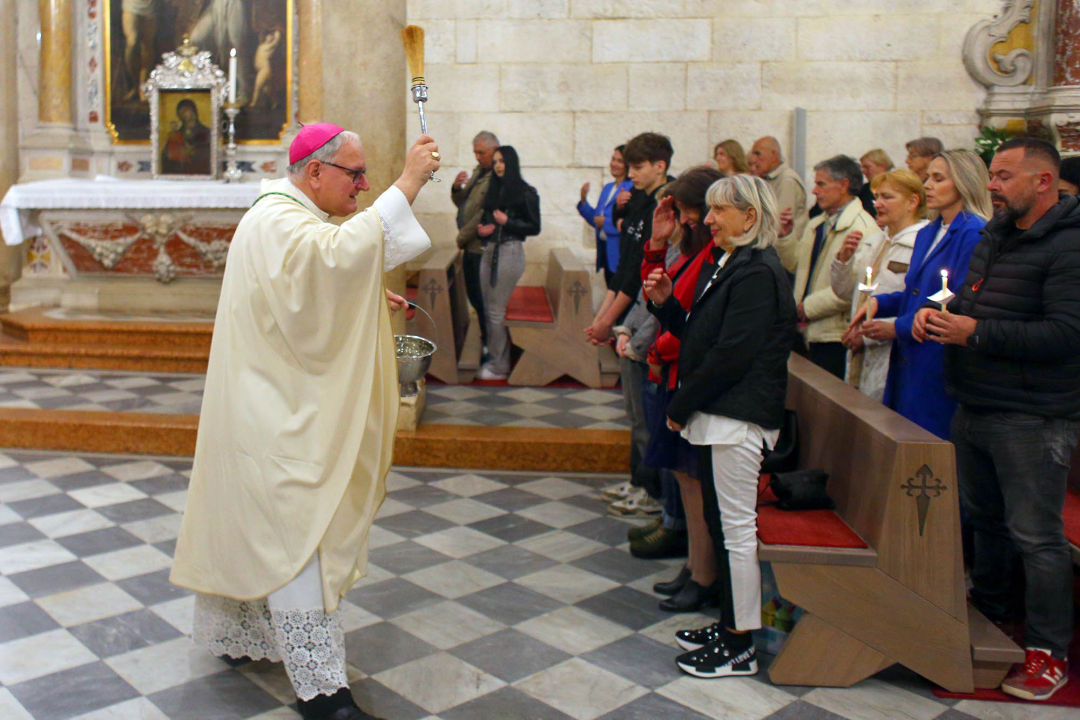 Biskup Rogić predvodio vazmeno bdijenje u katedrali