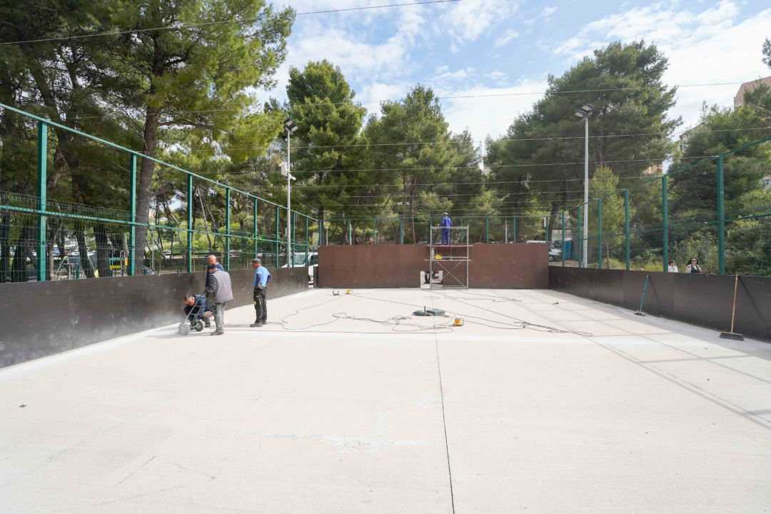 Postavljanje nove ograde, podloge, mreže za golove.. Započeli radovi na igralištu u Rasadniku