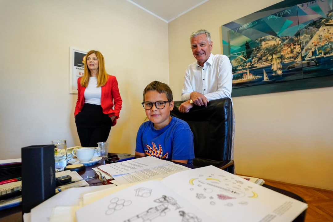 Školarci iz Brodarice i Grebaštice posjetili šibensku gradsku upravu 