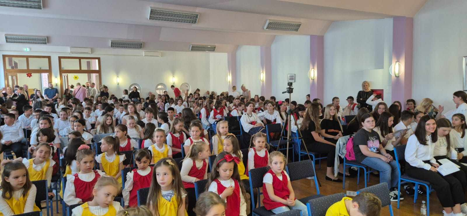 U Drnišu održan susret zborova