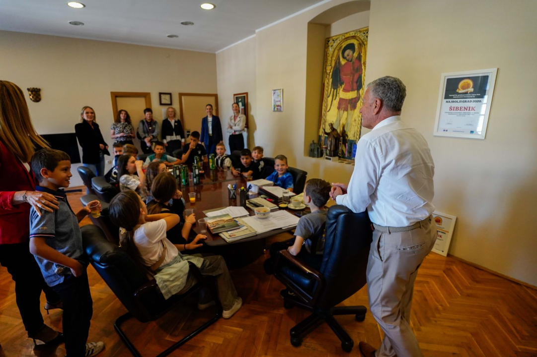 Školarci iz Brodarice i Grebaštice posjetili šibensku gradsku upravu 