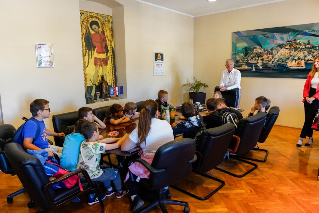 Školarci iz Brodarice i Grebaštice posjetili šibensku gradsku upravu 