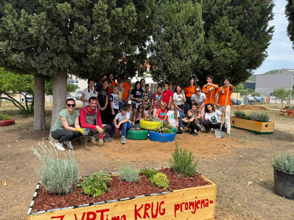 FOTO Kad se male ruke slože: U Katoličkoj osnovnoj školi održana volonterska akcija uređenja školskog vrta 
