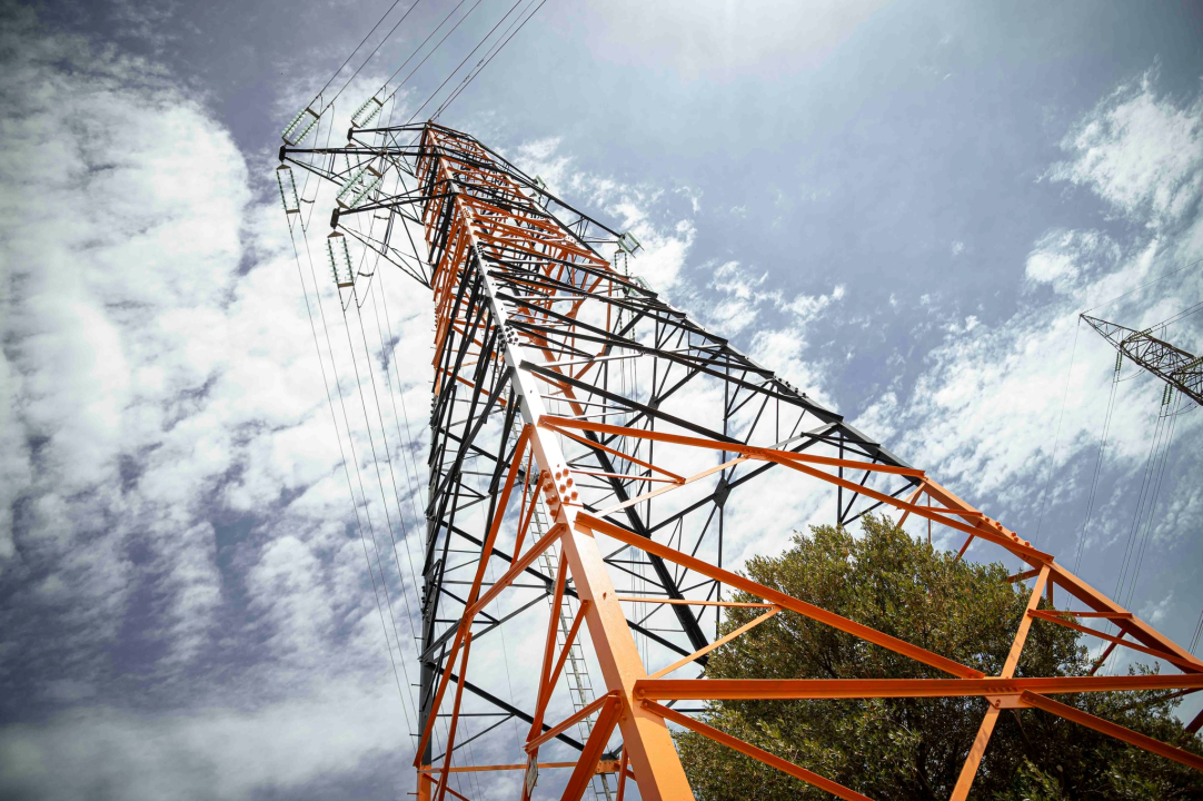 FOTO Funcuti otišli korak dalje, odnosno korak u vis u uljepšavanju pejzaža – u šibenskim bojama osvanuo i dalekovod kod Dalmarea 