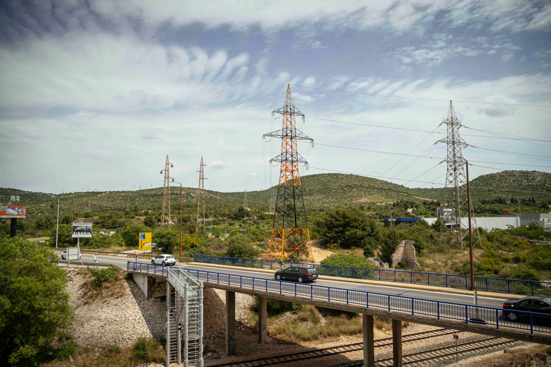 FOTO Funcuti otišli korak dalje, odnosno korak u vis u uljepšavanju pejzaža – u šibenskim bojama osvanuo i dalekovod kod Dalmarea 