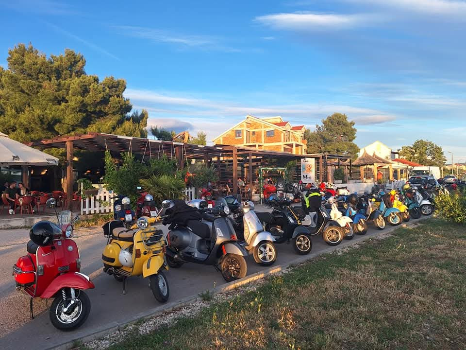 Vespaši ponovno zavladali Šibenikom: Održan 10. susret šibenskog Vespa kluba