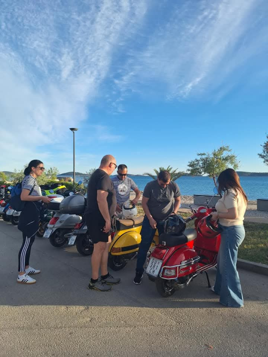 Vespaši ponovno zavladali Šibenikom: Održan 10. susret šibenskog Vespa kluba
